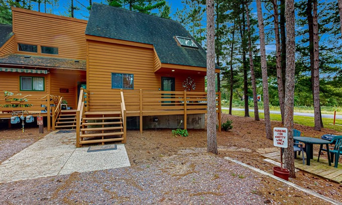 Wisconsin Dells Maison | Cabin Style Condo with shared pool, hot tub, golf, & much more!