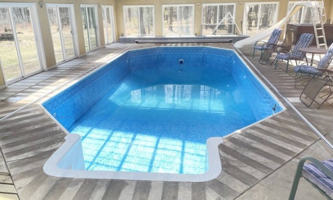 New London Maison | Cabin Style Home in Woods, Private Pool, Hot Tub, Snowmobile, Fire Pit, Horses.