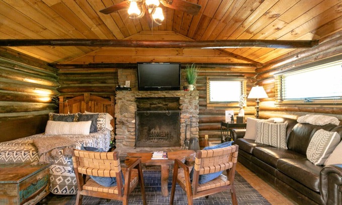 Asheville Cabine | Cabin Thyme | Authentic Cabin 15 mins from DT Asheville - Amenities Abound!
