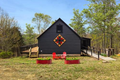 Mathias Maison | Cabin w Fireplace Fire Pit Grill & Games