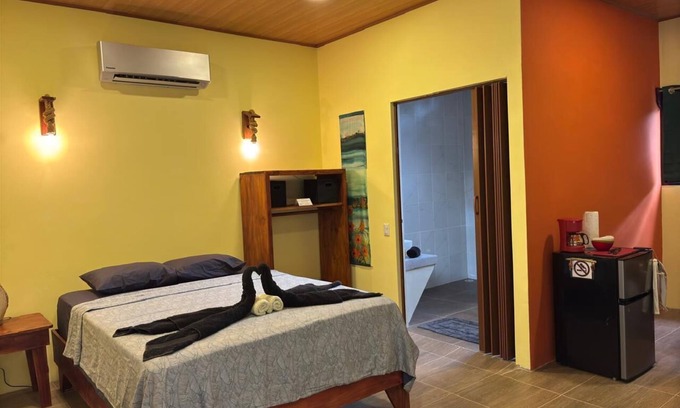 Drake Bay Cabine | Cabin Willy's Fish Camp Sleeps 2 only 600' to Markets, Tours, Beach & Eatery's