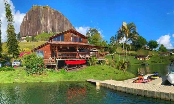 Guatape Cabine | Cabin with access to the lake and view of the stone - Guatapé