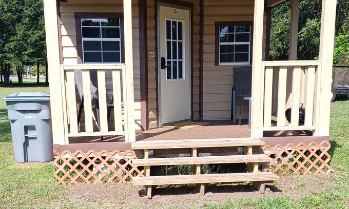 Folkston Cabine | Cabins alongside Railroad Tracks