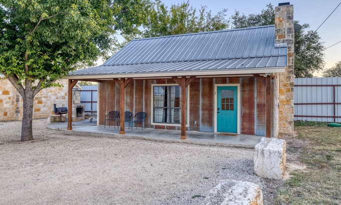 Concan Cabine | Cabins by the Frio River - River Rock Cabin #1