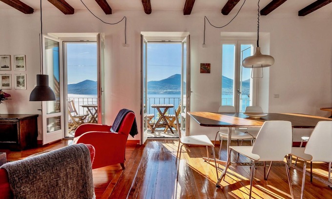 Gonte Appartement | Cadebei 1. Stunning lake view in the charming, quiet hamlet of Gonte.
