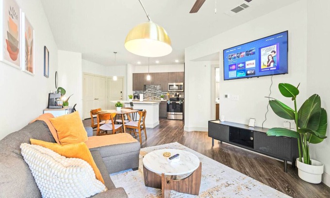 Vickery Meadow Appartement | Café Amor I Suite w/ Resort Amenities by Midtown