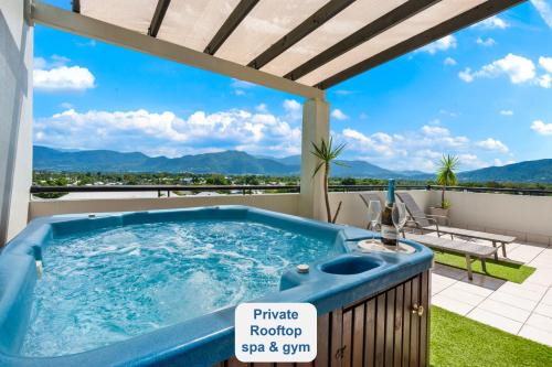 Cairns Appartement | Cairns Penthouse - Private Rooftop Outdoor Gym, Spa & TV Area with Sunset & Mountain Views