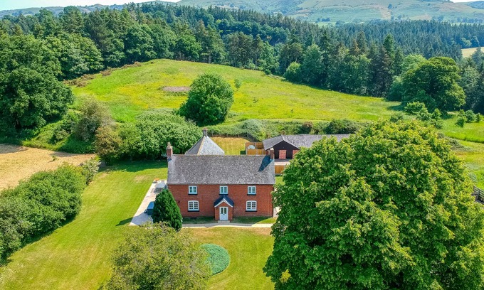 Montgomery Cottage | Calcot Farmhouse - a beautiful farmhouse that sleeps 8 guests in 4 bedrooms