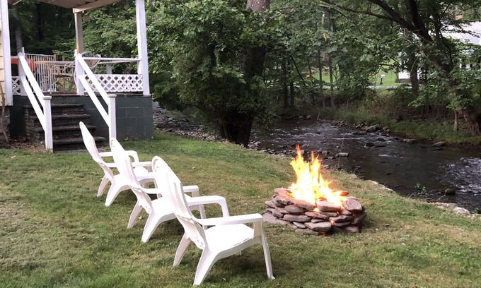 Hortonville Maison | Callicoon Creekside Farmhouse