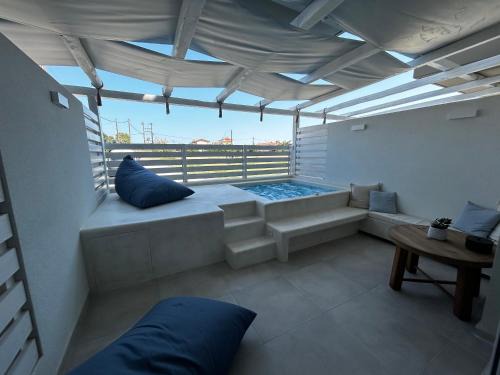 Paralia Dionysiou Appartement | Calliopes by the sea boutique suites