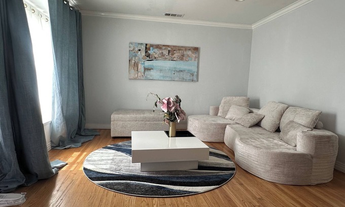 Los Altos Maison | Calm 3-2 house in Long Beach