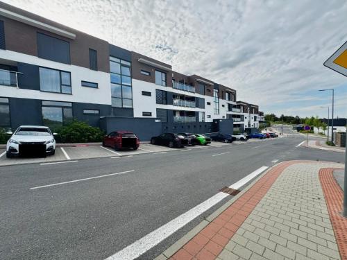 Lorincik Appartement | Calm and Modern Flat with Free Parking 10mins on bus to City Centre 1min walk to Bus stop