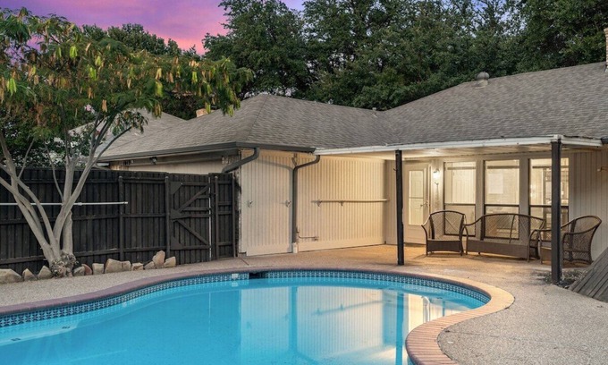North Central Carrollton Maison | Calm,Quiet and Spacious house|Pool, BBQ