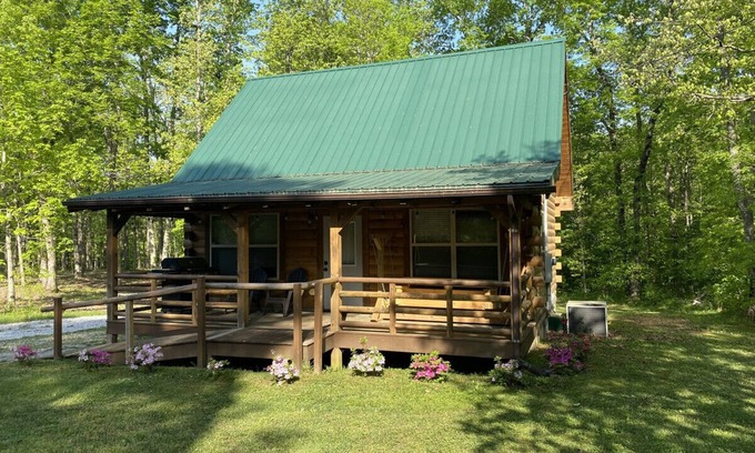 Monteagle Cabine | Calming Cabin: Peaceful | Relaxing | Close to Activities & The Caverns