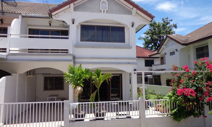 Saen Suk Villa | Calv-Inn 3 189m2 4 chambres 2 wc grand living et ktichen