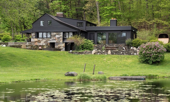 Town of Copake Maison | Cambridge Hill Farmhouse Swimming pond, Sauna, & Artist Studio