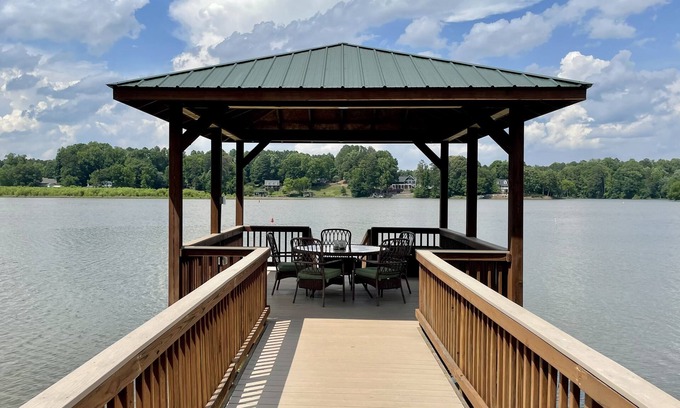 Belmont Maison | Camm's Lakeside Retreat (Close to Charlotte), Family-Friendly, Boat Available