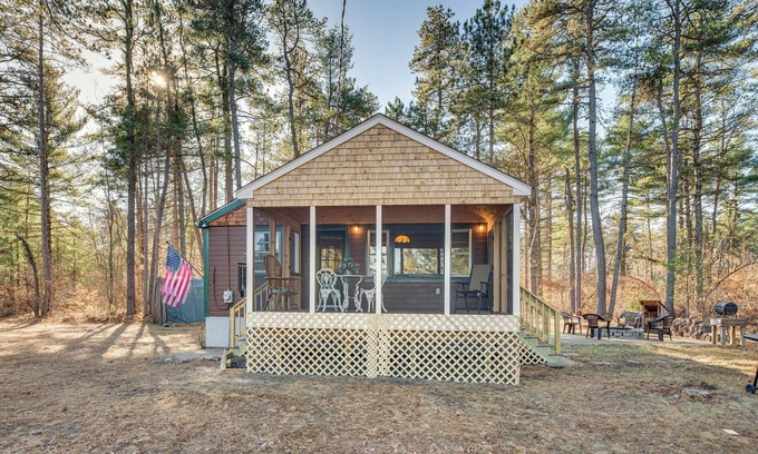 Waterboro Cabine | 'Camp Crescendo' Rustic Waterboro Cabin By Lake