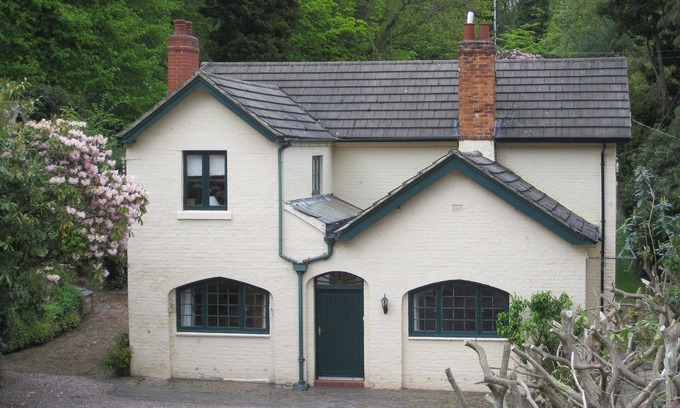 Newcastle-Under-Lyme Cottage | Camp Hill. Cottages de charme dans des jardins isolés de domaine privé historique
