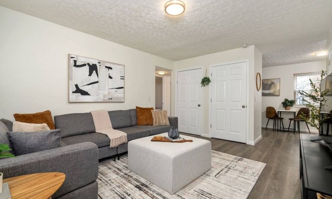 University District Appartement | Campbell at the Quad- 2BR 1BA Apt| North Campus