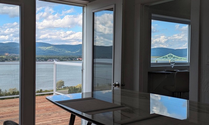 Campbellton Maison | Campbellton Cliffside view of the river & bridge!