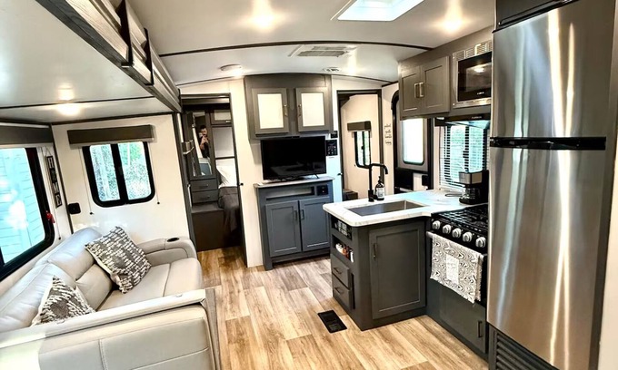 Downtown Zephyrhills Maison | Camper in Zephyrhills with Wi-Fi