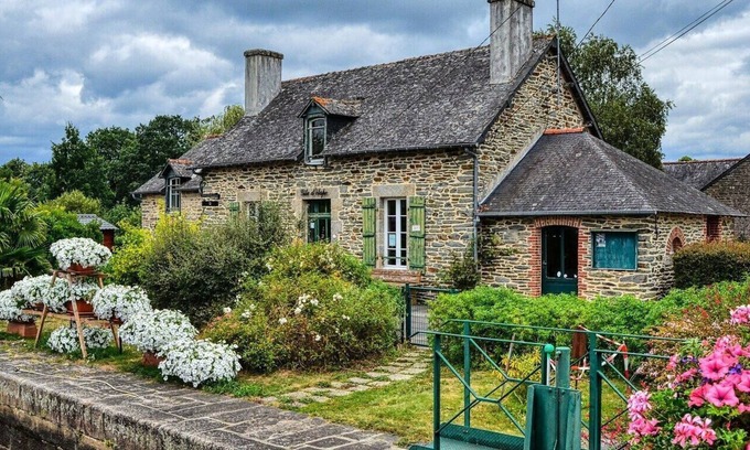 Bains-sur-Oust Maison | Campsite Le Plein Air Bainsois ** - Louisiane tent 1 room 2 adults + 2 children Without Sanitary