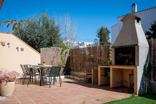 Torredembarra Maison | CAN LOLA Estupenda casa de 4 habitaciones con jardín a 150 metros de la playa