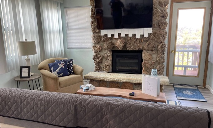 Lake Ozark Copropriété | Can you feel summer coming? A perfect vacation getaway! 2 Bed/2 Bath Lakeside