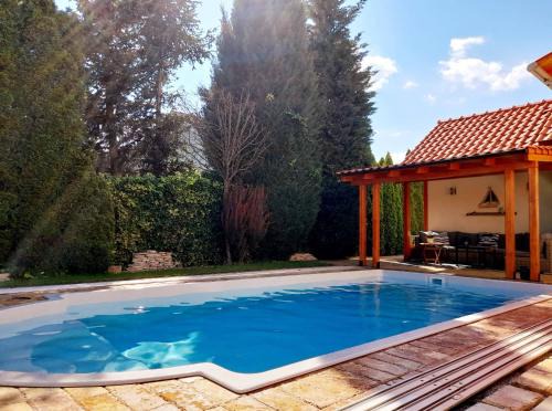 Vinosady Lit Et Petit-Déjeuner | Canadian style house with 3D effect pool