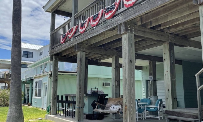 City-by-the Sea Maison | Canal front Coastal Cottage in Rockport off Estes!