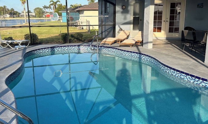 Cape Coral Maison | Canal-Front Home, Heated Pool, 75” TV , Bikes