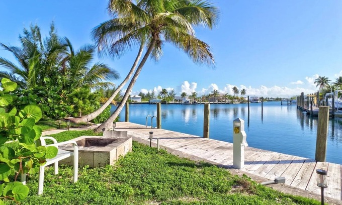 Treasure Cay Maison | Canal Front Private Home in Treasure Cay, Bahamas With Dock and Generator