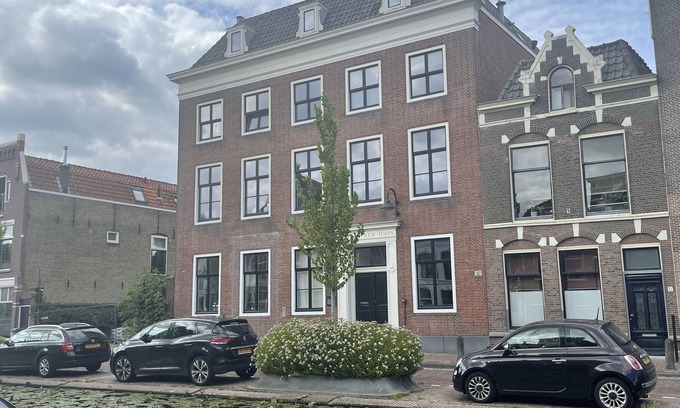 Gouda Appartement | Canal house ground floor in historic center Gouda