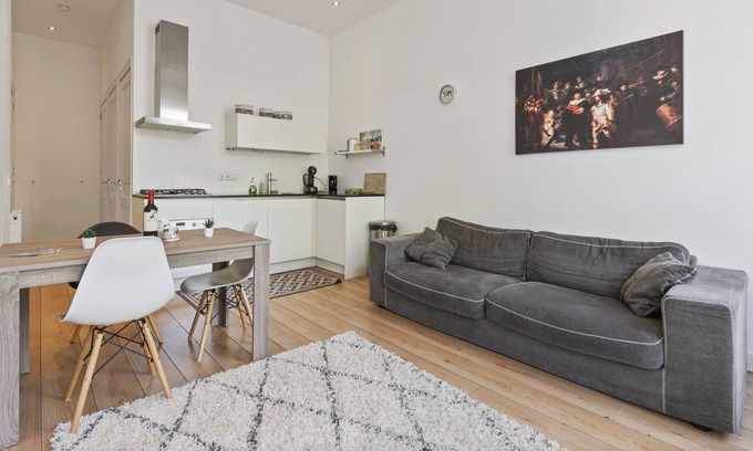 Oude Pijp Appartement | Canal view apartment with private balcony