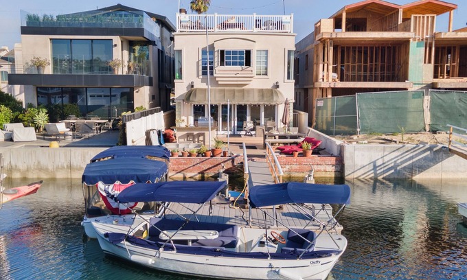 West Newport Maison | Canalfront Charmer by AvantStay | Waterfront w/Shared Dock + Hot Tub
