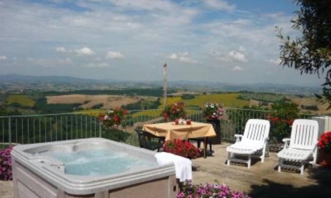 Canalicchio Appartement | Canalicchio: Maison avec jardin et Bain à remous Jacuzzi pour 4 sur balcon panoramique