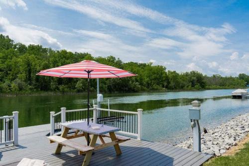 Waterloo Maison | Canalside Cottage 3BR Lake Access Dock Fire Pit