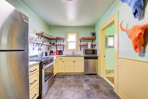 Central Oklahoma City Maison | Canary Cottage-brighten your stay-central NW OKC