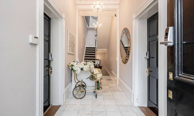 Canary Wharf Maison | Gated Mansion House with 6 Apartments over looking Canal with Parking & Hot Tubs