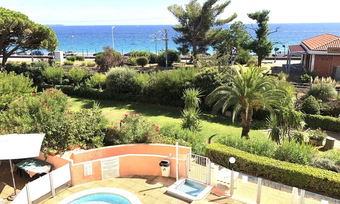 Cannes La Bocca Appartement | Cannes-Appartement vue mer, front de mer, avec piscine et jardin, fast internet