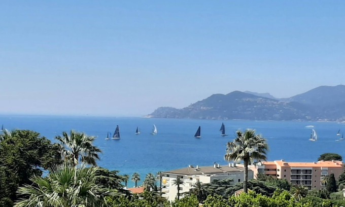 La Croix des Gardes Appartement | Cannes T2 avec vue imprenable sur la mer