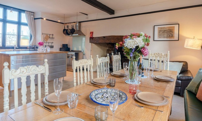 Wotton-under-Edge Cottage | Canons Court Lodge - Wotton-Under-Edge - Dog friendly