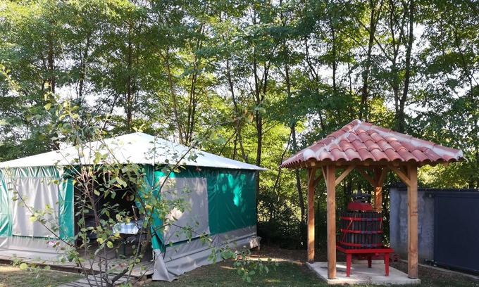 Manciet Maison | bungalow toilé 4 personnes côté pressoir semi ombragé