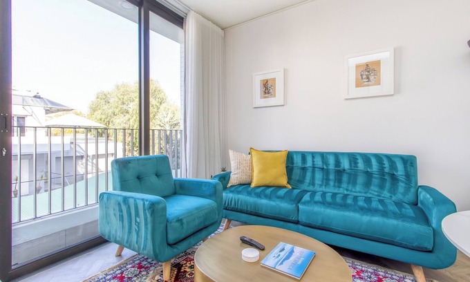 Greater Johannesburg Metropolitan Area Appartement | Canvas of Comfort Beneath Rosebank Skies