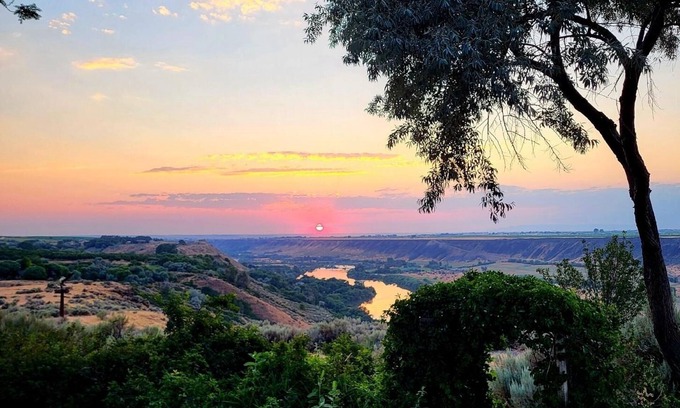 Buhl Maison | Canyonside Retreat - Park-like setting, Panoramic Views with Hot tub & Firepit!!