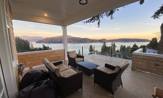 Granthams Landing Maison | Cape-Cod-Style Vacation Home in Gibsons with Spectacular Ocean Views
