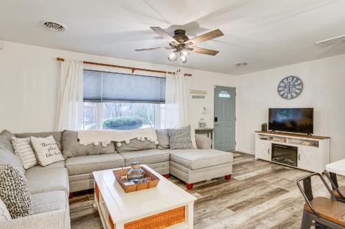 Town Bank Maison | Cape May Home with Deck about 2 Mi to Beach!
