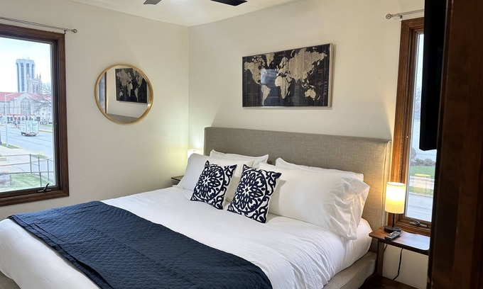 Springfield Appartement | Capital Suite on 6th Street - King Bed / Downtown!