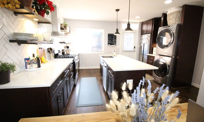 Northeast Maison | Capitol Hill Adjacent Home: Free Street Parking, Near Monuments, and More!